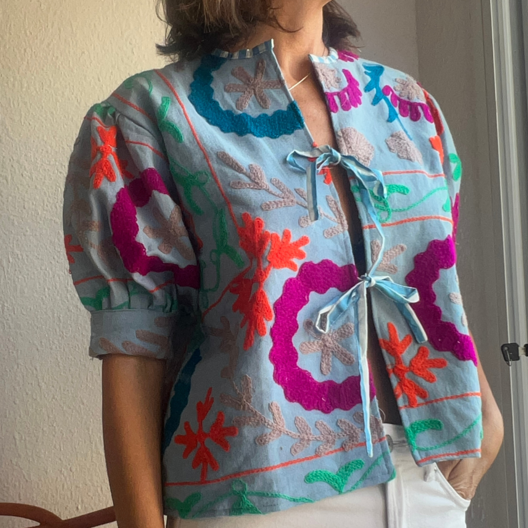 Top manga globo bordado