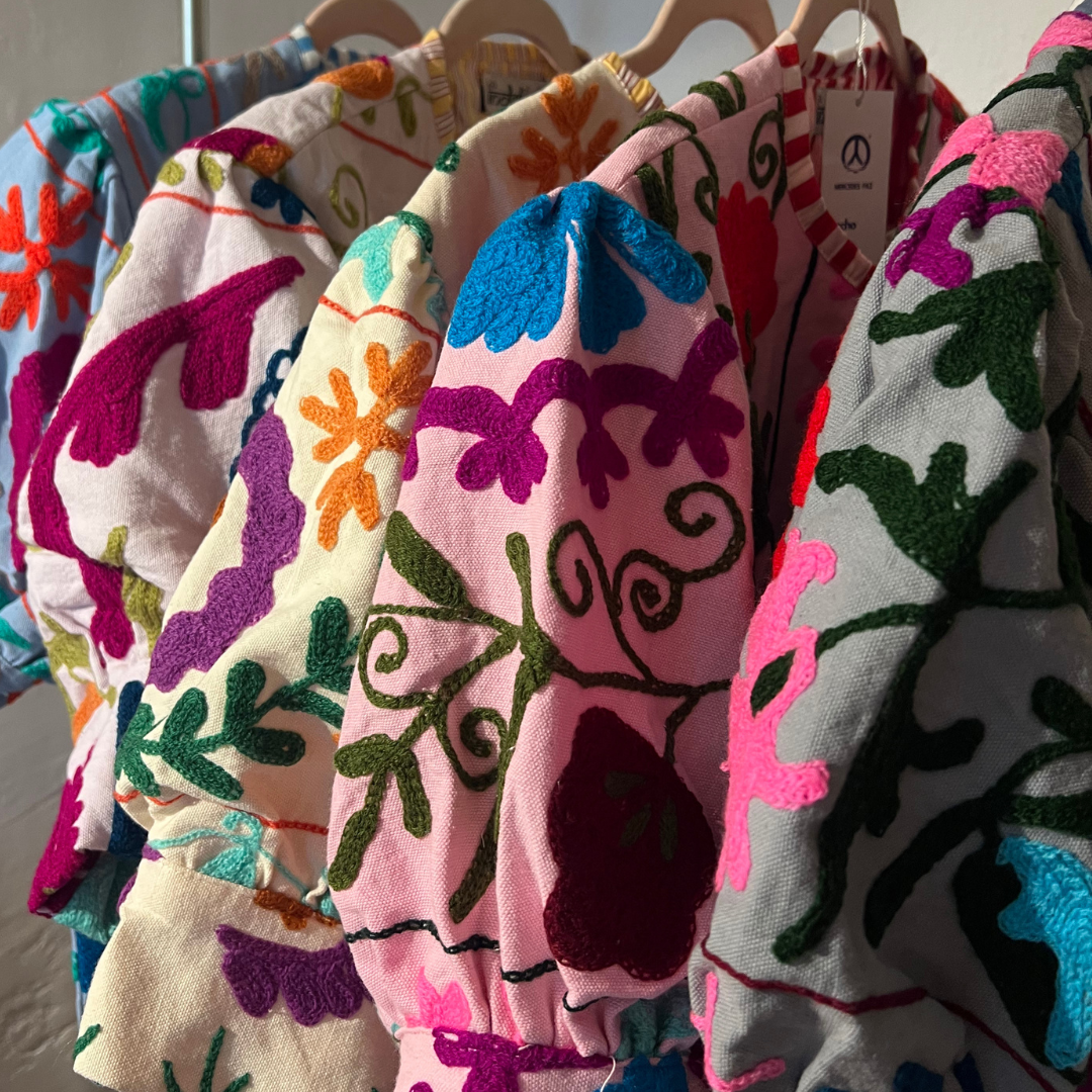 Top manga globo bordado